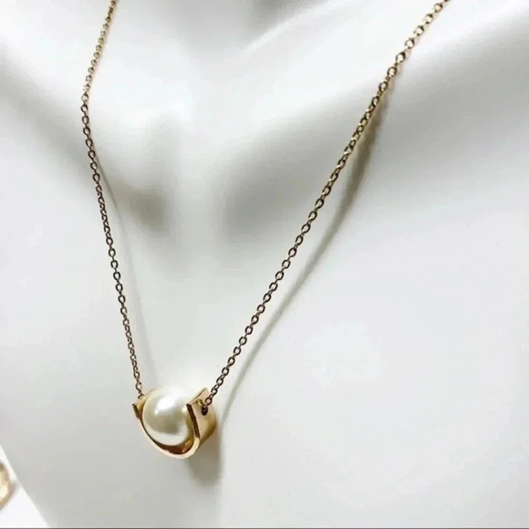 SINGLE Floating Pearl Necklace - Picture 4 of 9